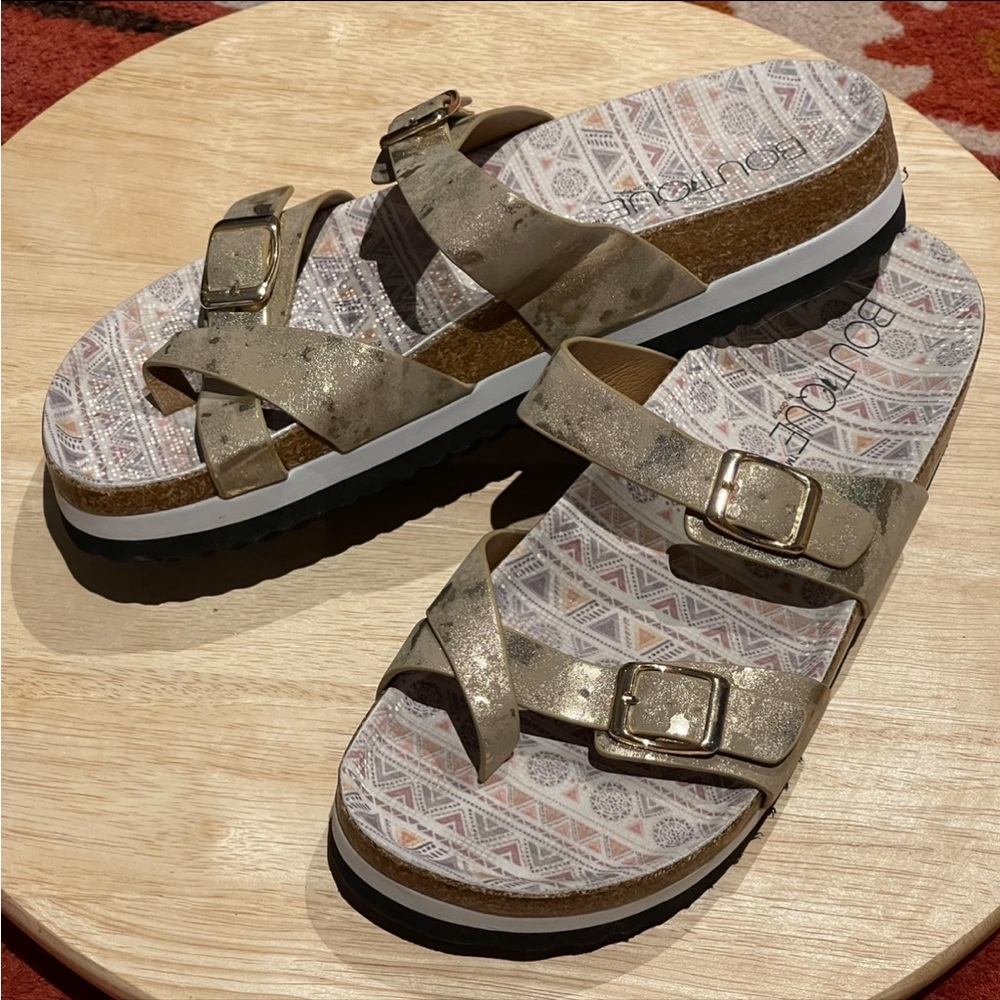 New Boutique gold sandals 9